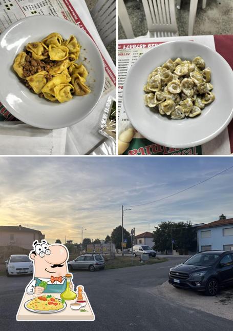 Tra le varie cose da FESTA DE L'UNITÀ si possono trovare la cibo e esterno