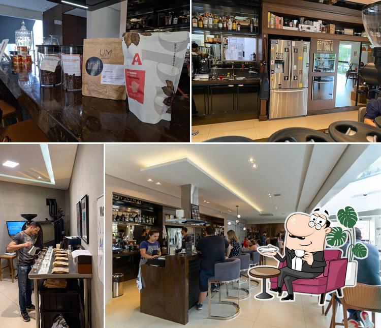 O interior do Baristrô Café