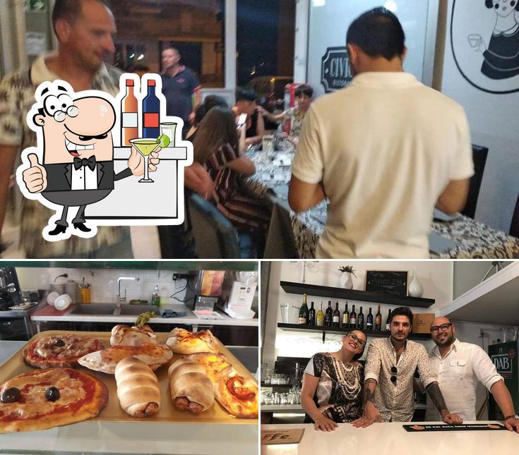 La immagine di bancone da bar e pizza da Pizzeria CIVICO 233