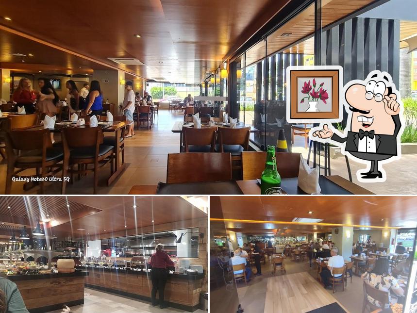 Sente em uma das mesas no Churrascaria Sal e Brasa Brasília