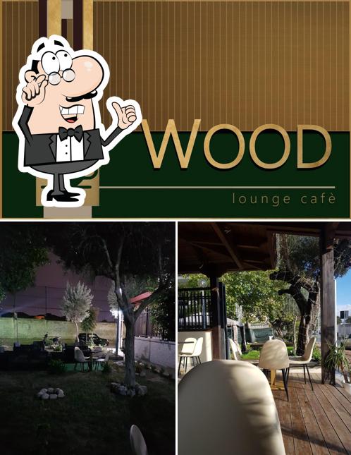 Siediti a un tavolo di Wood Lounge Cafè