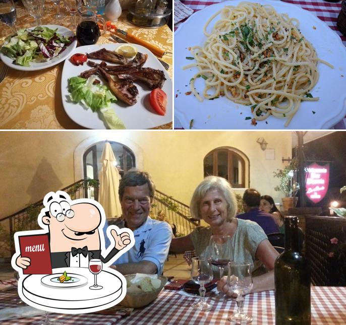 La cibo e tavolo da pranzo del ristorante
