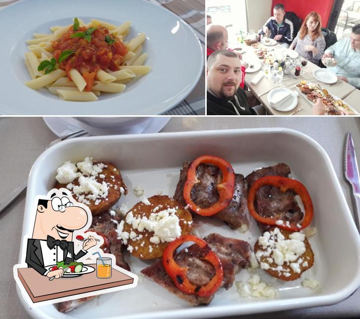 La foto di cibo e tavolo da pranzo da Restoran Royal