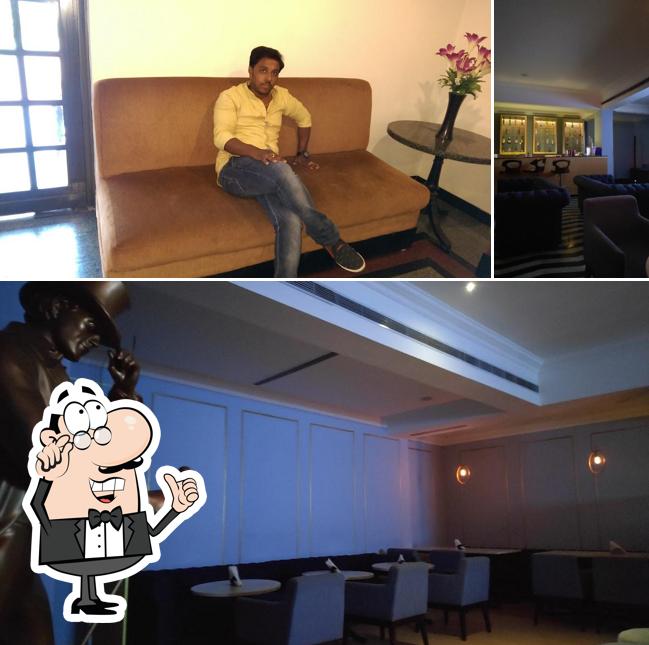 Check out how Mustang Bar looks inside