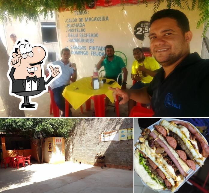 Entre diferentes coisas, interior e comida podem ser encontrados a Dubai Hamburgueria