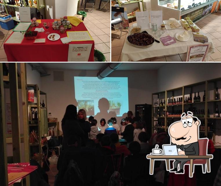 Siediti a un tavolo di Le Tre Porte