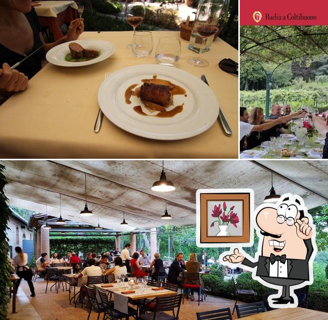Tra le varie cose da Badia a Coltibuono si possono trovare la interni e tavolo da pranzo