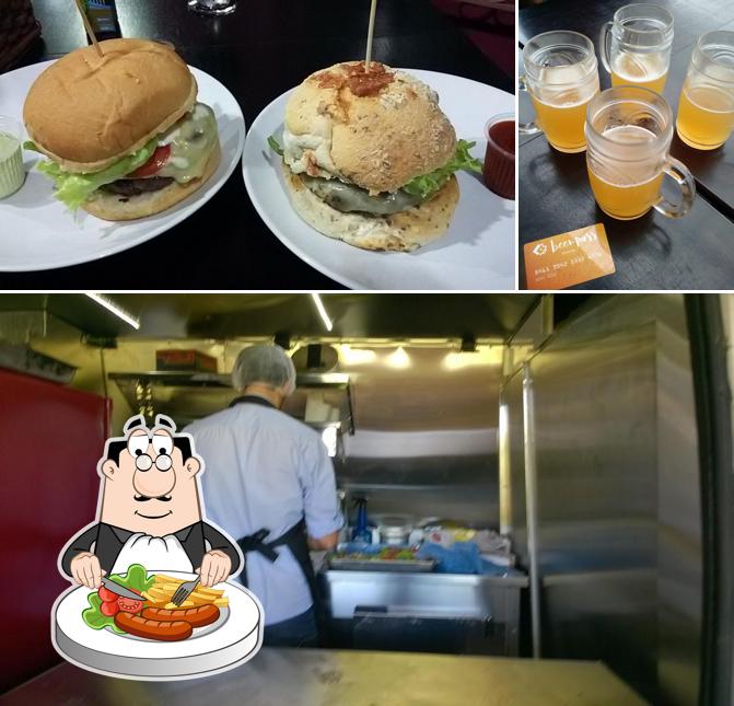 A foto da comida e cerveja no Chef on Play burgers and boardgames