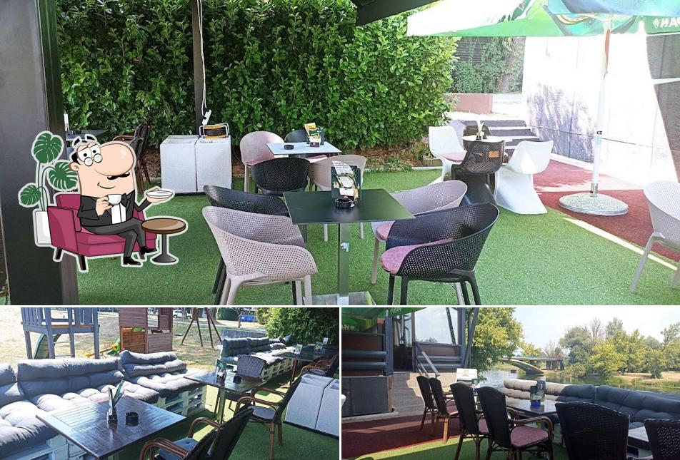 Installez-vous à l'une des tables de Caffe bar & Night bar River Side