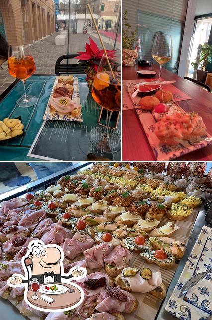 Questa è la immagine che presenta la tavolo da pranzo e la carne di Santé