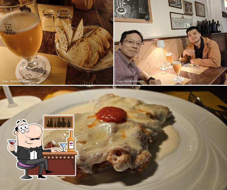 Tra le diverse cose da Osteria dei Miracoli si possono trovare la bancone da bar e cibo