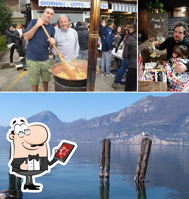 Guarda gli esterni di Pina's Bar