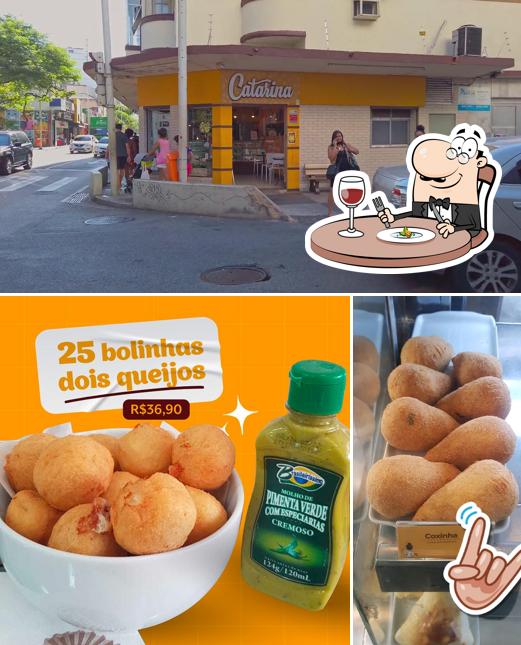 A comida e exterior do restaurante