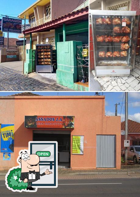 A ilustração do Garagem do Frango’s exterior e comida