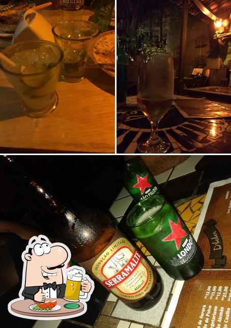 Desfute um copo de cerveja leve ou escura