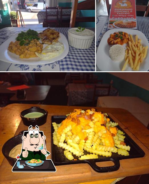 Entre diversos coisas, comida e interior podem ser encontrados no Sanduíches - Gordinho Lanches