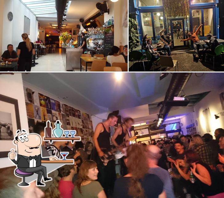 Dai un'occhiata agli interni di Mono Bar