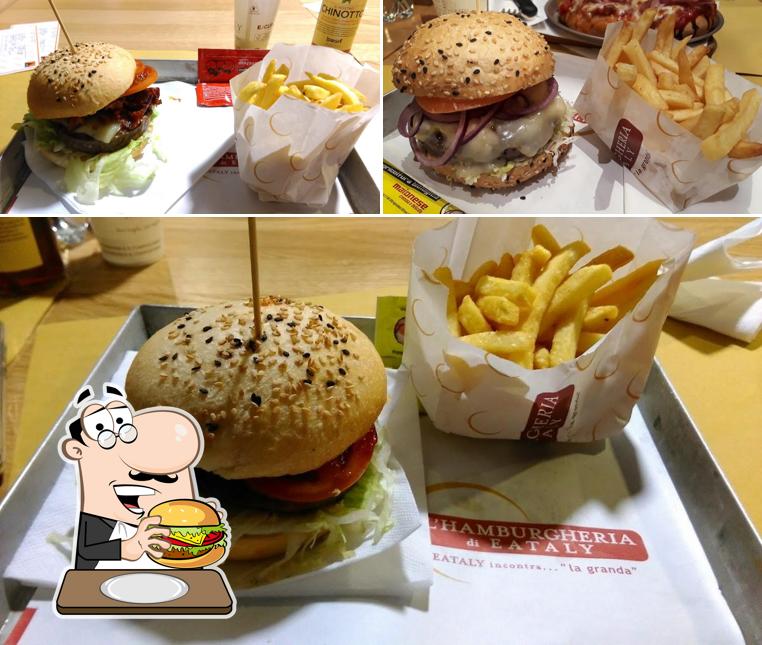 Gustati uno dei tipi di hamburger disponibili a L'Hamburgheria Di Eataly