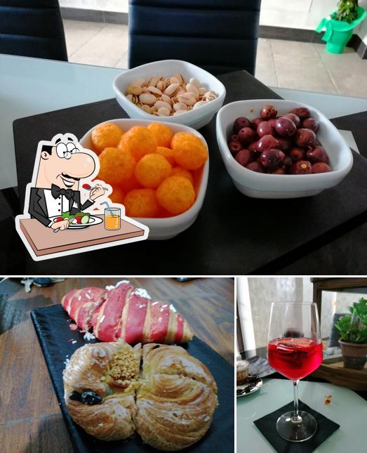 Guarda la foto che presenta la cibo e vino di Caffe3scalini