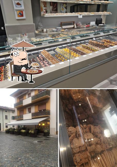 La foto di esterno e interni da Simeoni Pasticceria Caffè
