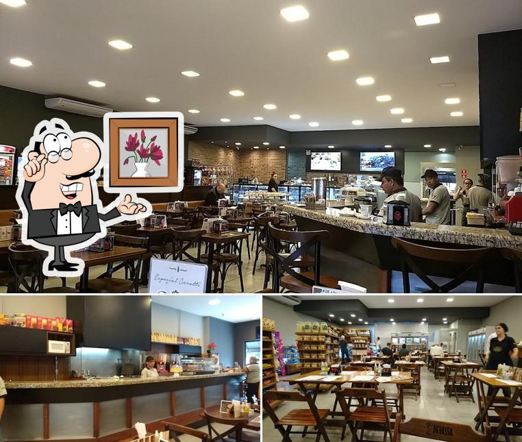 Sente em uma das mesas no Padaria e Conveniência Rebeca