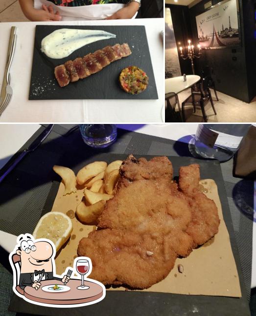 Questa è la immagine che presenta la cibo e interni di Square 16