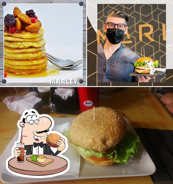 Prova un hamburger a Marley Bar