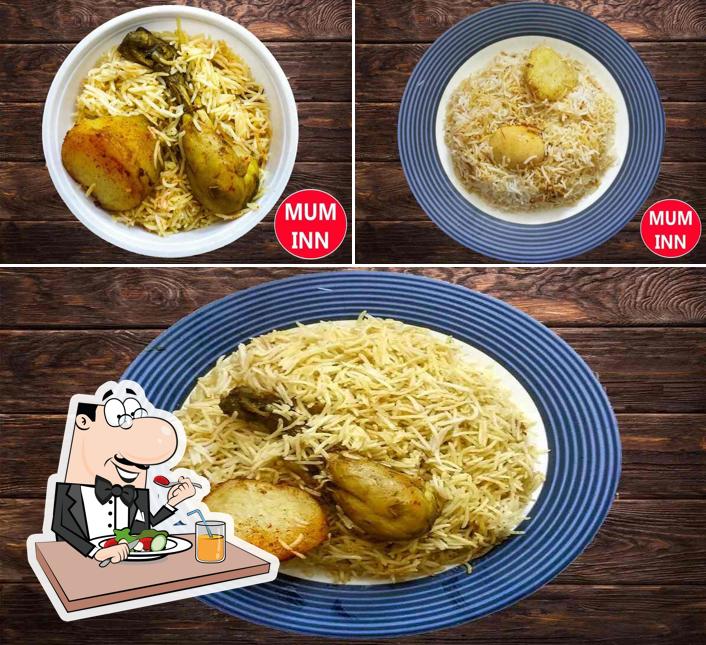 The image of food and interior at MUM INN