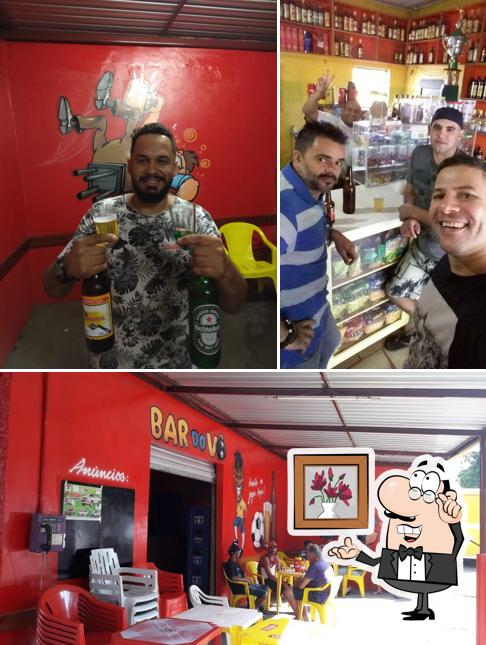 Sente em uma das mesas no Bar do veio