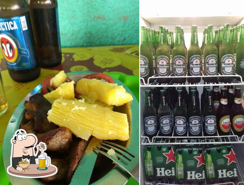 Desfute um copo de cerveja leve ou escura