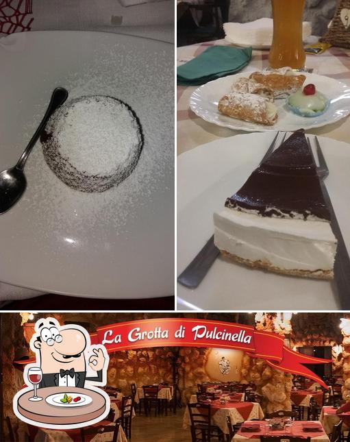 La foto della cibo e interni di La Grotta di Pulcinella