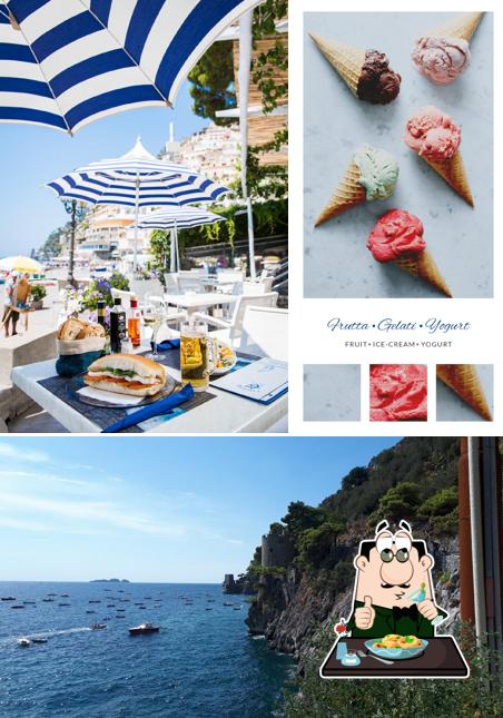 Tra le varie cose da Blu Bar Positano si possono trovare la cibo e esterno