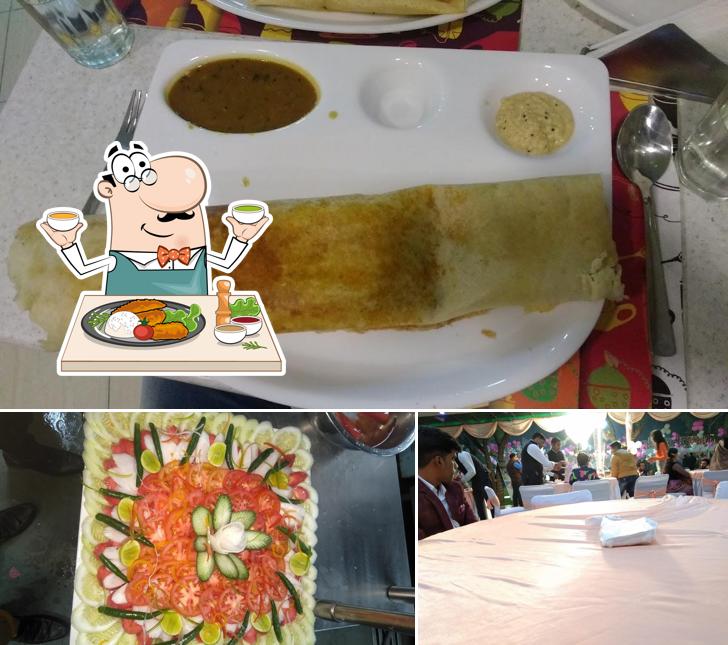 The photo of Atta Food Court’s food and interior