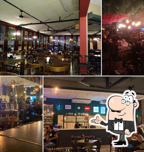 Sente em uma das mesas no Conversa Botequim