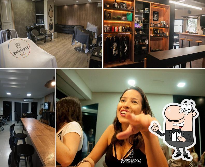 Sente em uma das mesas no Barbeados - Barba & Beer