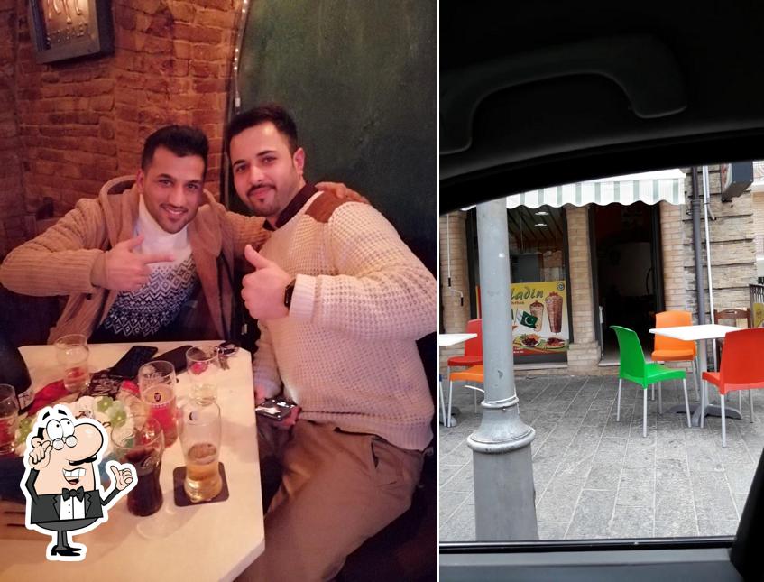 Gli interni di Kebab Aladin vasto