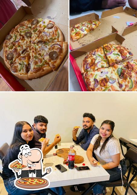 Pick pizza at Laziz Pizza Hojai