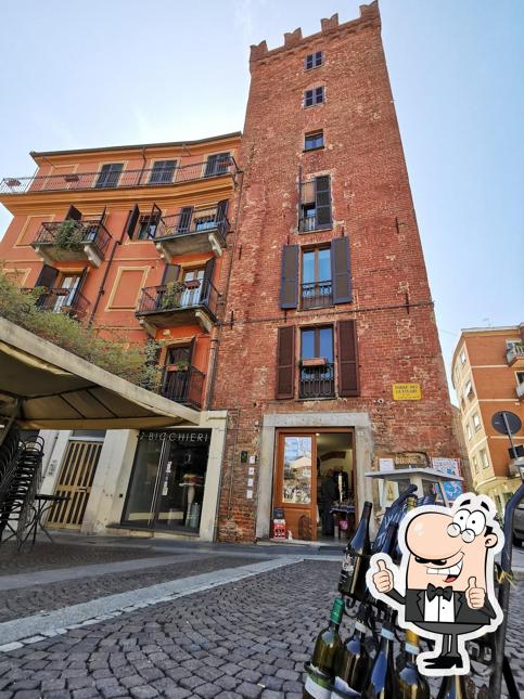 Guarda questa foto di Enoteca Torre di Vino