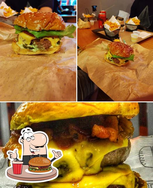 Peça um dos hambúrgueres servidos no Deck 7 Burger
