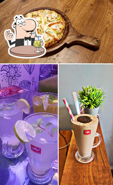 This is the image showing drink and pizza at D'elite Cafe