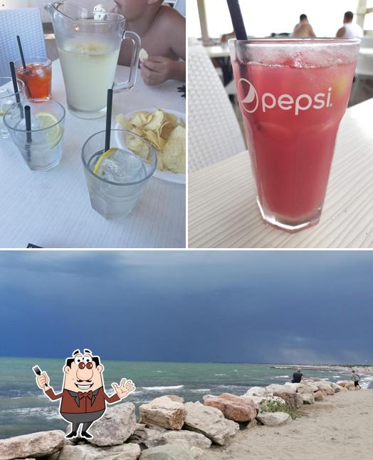 La foto della cibo e esterno di Bar della spiaggia Rosa e pineta