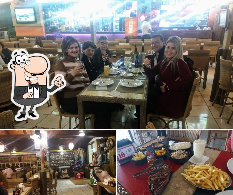 Sente em uma das mesas no Paraíba Carne de Sol