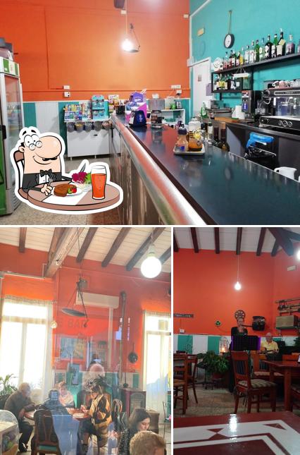 La foto della tavolo da pranzo e interni di Baraccone Bar