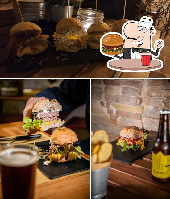 Ordina uno dei tipi di hamburger serviti a Centrale Trivigliana