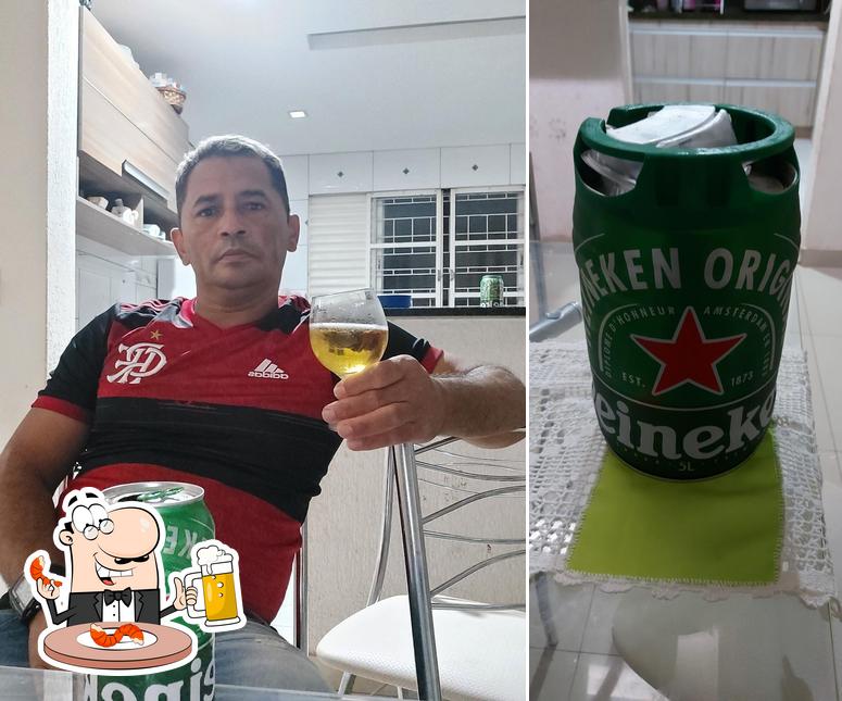 Desfute um copo de cerveja leve ou escura