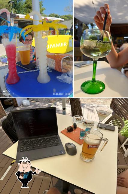 Goditi qualcosa da bere a Beach Bar Kaktus