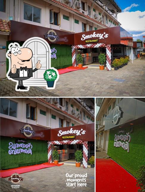 The exterior of Smokey's Bathery