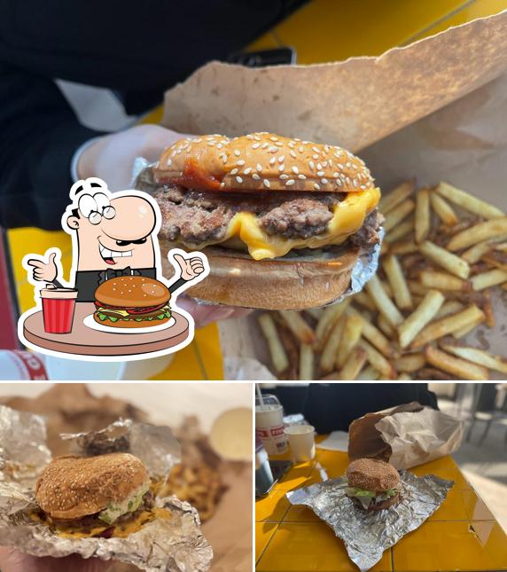 Five Guys Campi Bisenzio serve un'ampia quantità di opzioni per gli amanti dell'hamburger