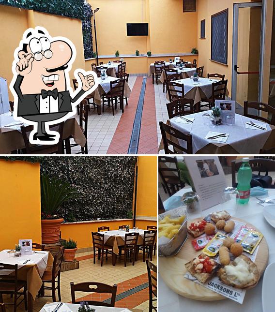 Questa è la foto che presenta la interni e tavolo da pranzo di Pizzeria Le Follie