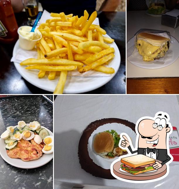 Sanduíches de queijo grelhado em Lanchonete Acácio